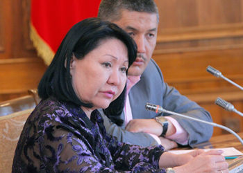 Асия Сасыкбаева: «Өмүрбек Текебаевден 5-6 жолу «элчи болуп бериңиз» деп суранышкан»