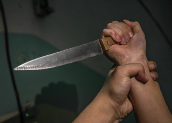 «15 жолу бычак шилтеп, жаракат келтиришкен». Бишкекте каракчылыкка шектелген жигиттер кармалды