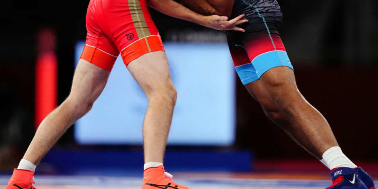 Кыргызстандык спортчулар Болгарияда үч медаль жеңди. Акжол Махмудов коло үчүн күрөшөт