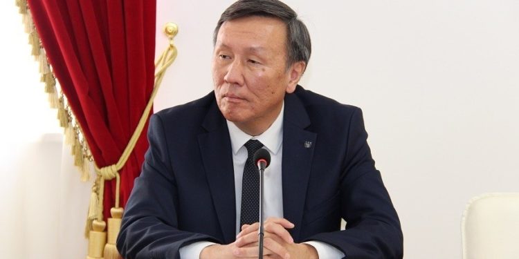 Карыбек Дүйшеев Конституциялык палатанын төрагалык кызматынан отставкага кетти