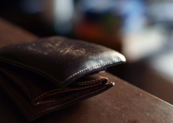 Бишкектеги кафеде эркек киши эсин жоготуп жыгылып калган учурда аны тоноп кетишкен