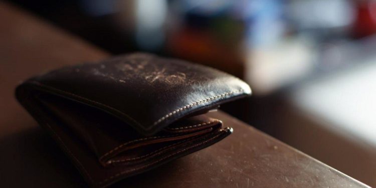 Бишкектеги кафеде эркек киши эсин жоготуп жыгылып калган учурда аны тоноп кетишкен