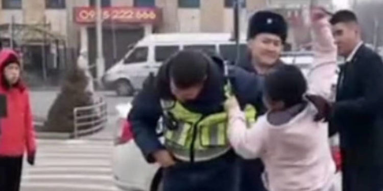 Бишкектеги соода борбордун алдында ызы-чуу салган аял психиатриялык ооруканага жеткирилди