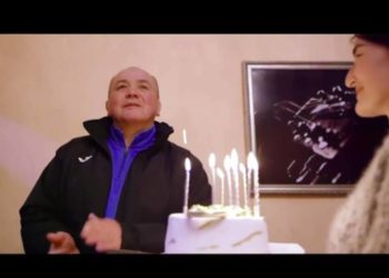 «Кыздарыңыз мушташа кетишиптир». Күрөш боюнча кураманын машыктыруучусун туулган күнүндө тамашага салышты