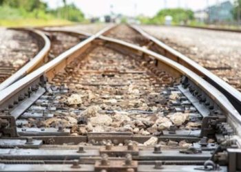 Бишкекте 45 жаштагы аял поезддин алдында калып, көз жумду