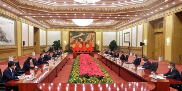 Садыр Жапаров менен Си Цзиньпиндин жолугушуусунун жыйынтыгында кайсы документтерге кол коюлду?