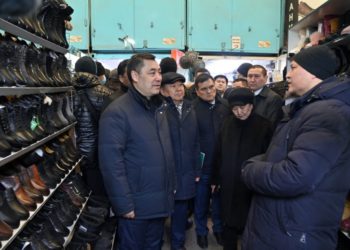 Садыр Жапаровдун базарга кийип барган курткасынын баасы талкууда