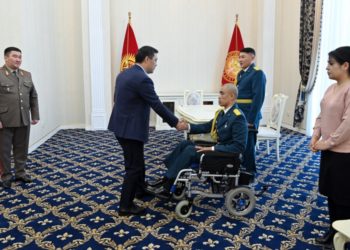 Президент кыргыз-тажик чек арасындагы жаңжалда октон жаракат алган аскерге батир берди