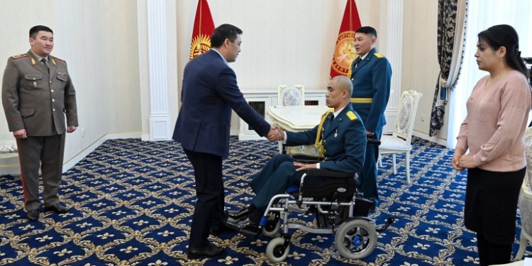 Президент кыргыз-тажик чек арасындагы жаңжалда октон жаракат алган аскерге батир берди