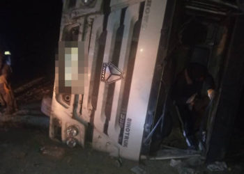 Нарында көмүр ташып бараткан унаа оодарылып калган. Жабыркагандар ооруканага жеткирилди