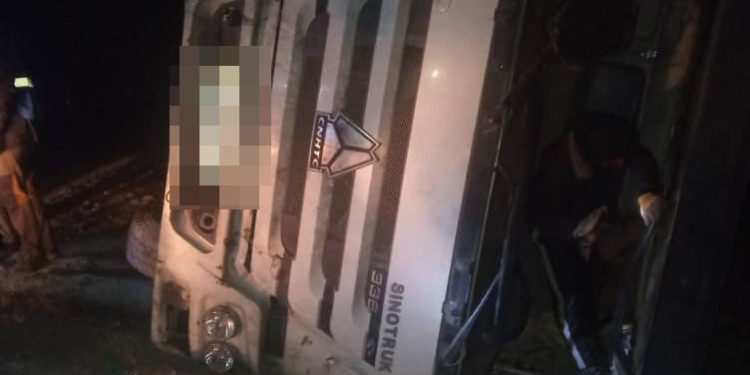 Нарында көмүр ташып бараткан унаа оодарылып калган. Жабыркагандар ооруканага жеткирилди