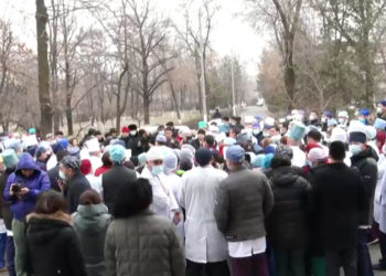 Бишкектеги 4-оорукананын алдында ак халатчандардын митинги өтүп жатат