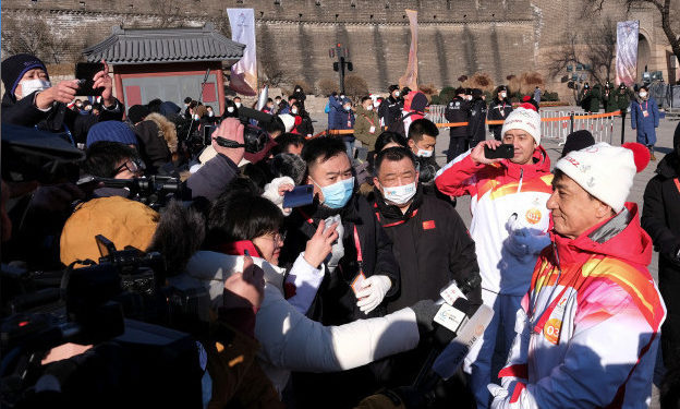 Жеки Чан Олимпиада отун Улуу Кытай сепилине көтөрүп чыкты (сүрөт)