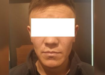 Таксист жүргүнчүнү муунтуп, акчасы менен телефонун тартып алган