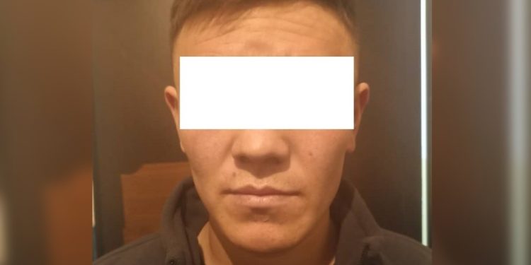 Таксист жүргүнчүнү муунтуп, акчасы менен телефонун тартып алган