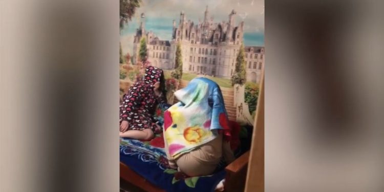 «Эң кичүүсү 24, улуусу 39 жашта». Чүйдө сойкулук менен алектенип жүргөн делген кыздар кармалды (видео)