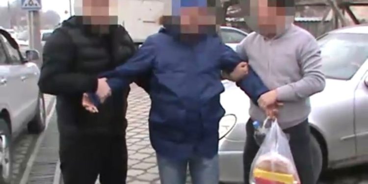 Соттолгон жарандардан акча талап кылып жүргөн делип Жазаларды аткаруу кызматынын кызматкери кармалды