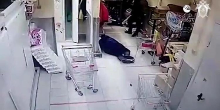 Орусиядагы дүкөндө сабалып, өлтүрүлгөн сатуучу. Элчилик кылмышка Кыргыз жарандарынын тиешеси жоктугун билдирди