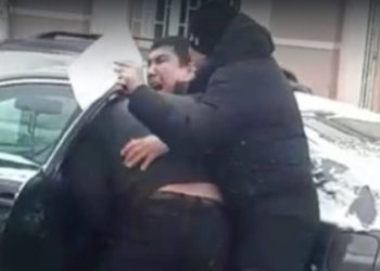 Бишкекте эркек кишини жасалма номурлуу унаага күч менен салып кеткен видео тарады