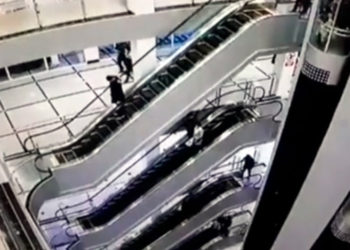 Өзбекстанда колундагы небереси менен 5-кабаттан кулаган чоң ата көз жумду. Небересинин абалы айтылды