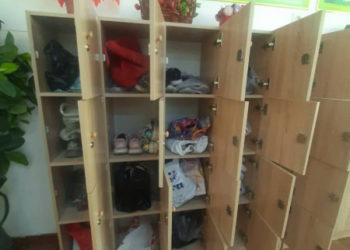 Бишкектеги үч мектепте окуучулар класска бут кийимин чечип киришет