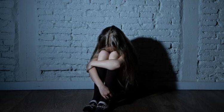 Чүйдө 16 жаштагы кызды 4 жыл зордуктап жүргөн өгөй ата 18 жылга эркинен ажыратылды