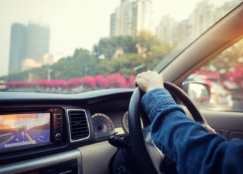 Министрлер кабинетинин төрагасы оң рулдуу унааларды каттоого караманча каршы