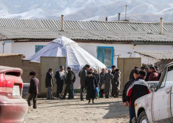 Кыргызстанда өлүм чыккан жерде мал союуга тыюу салынат. Президент жарлыкка кол койду