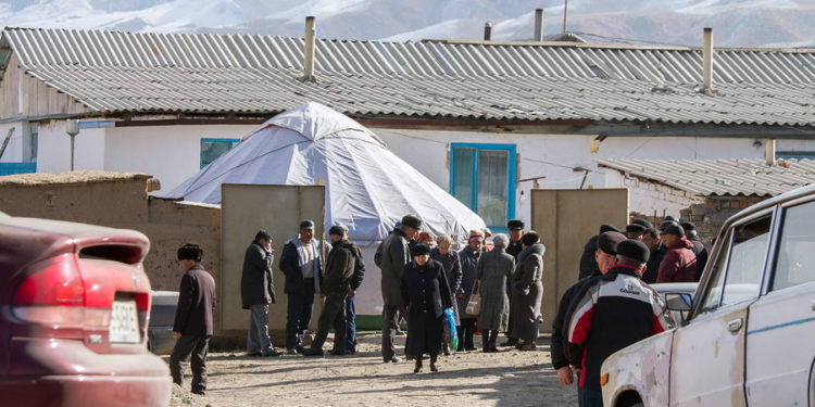 Кыргызстанда өлүм чыккан жерде мал союуга тыюу салынат. Президент жарлыкка кол койду