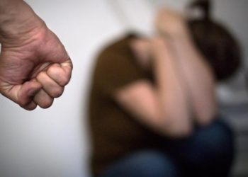 «Сабап, айлап үйгө камап койчу». Аялына зомбулук көрсөткөн делген УКМКнын кызматкеринин иши кыскартылды