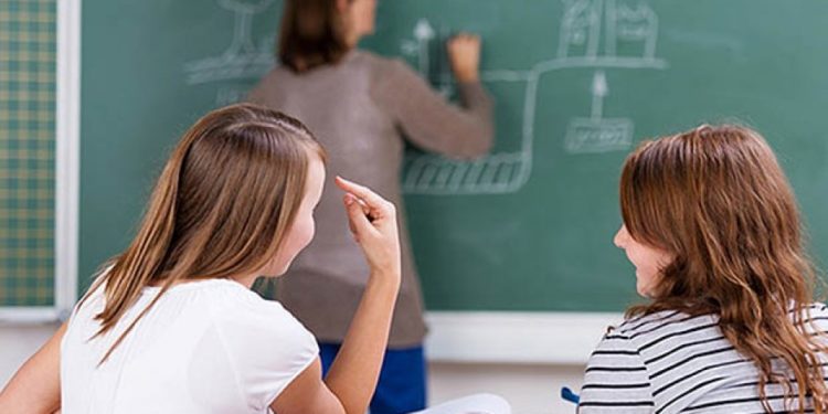 Депутаттар мугалимдерди мазактаган окуучуларга жана алардын ата-энелерине айып пул салууну сунушташты