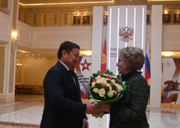 Талант Мамытов Валентина Матвиенкодон айрым Кыргыз жарандарын “кара тизмеден” чыгарууга көмөк көрсөтүүнү суранды