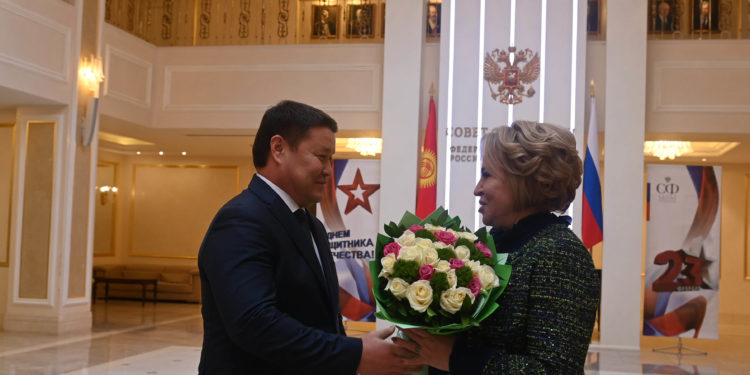 Талант Мамытов Валентина Матвиенкодон айрым Кыргыз жарандарын “кара тизмеден” чыгарууга көмөк көрсөтүүнү суранды