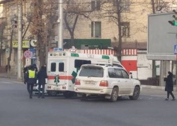 Бишкекте Тез жардам унаасы менен жол тандабас сүзүшүп, 3 киши жаракат алды