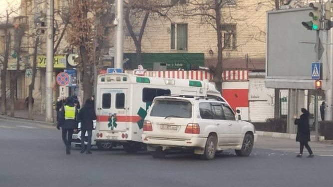 Бишкекте Тез жардам унаасы менен жол тандабас сүзүшүп, 3 киши жаракат алды