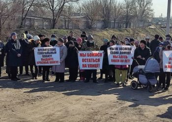 «Көчөдө калабыз деп коркобуз». Бишкекте митинг болуп өттү