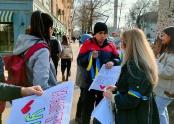 Украинадагы кырдаал. Орусиянын Кыргызстандагы элчилигинин жанында митинг өтүп жатат