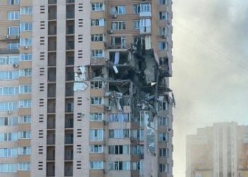 Киевде көп кабаттуу үйгө тийген ракетанын сүрөтү тарады