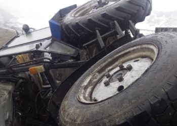 Ошто «Тазалык» ишканасынын трактору оодарылып, 2 адам жабыркады