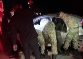 Чүйдө айдоочу бетон тосмону сүзүп, эки адам каза болду