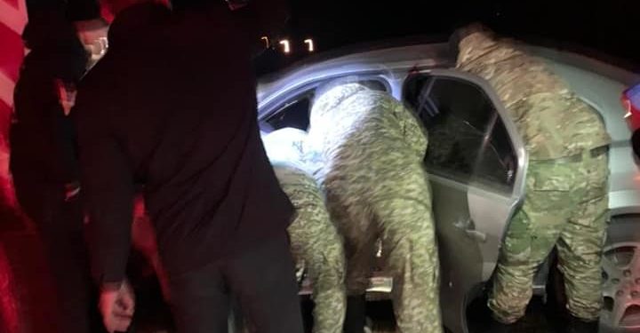 Чүйдө айдоочу бетон тосмону сүзүп, эки адам каза болду