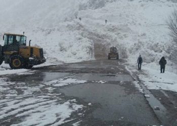 Түндүк-түштүк альтернативдик жолунда кар көчкү түшүп, үч адам изделүүдө