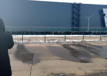 Орусияда медкароодон өтүшү керек болгон миңдеген мигранттардын кезеги (сүрөт)