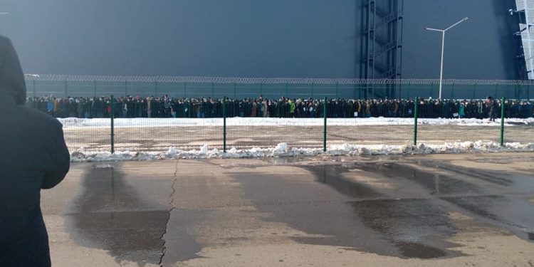 Орусиядагы медкароодон өтүшү керек болгон мигранттардын миңдеген кезеги. Элчилик үн катты