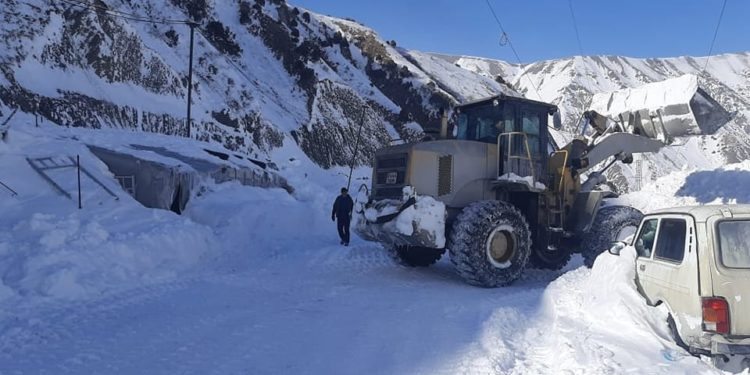 Жалал-Абадда 5 күн мурда кар көчкүнүн алдында калган 4 кишини 53 куткаруучу издеп жатат