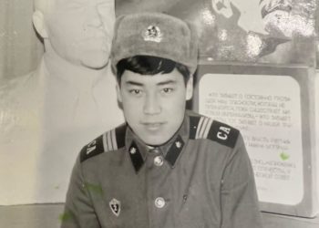 Садыр Жапаровдун аскердик милдетин өтөп жүргөн кезиндеги сүрөтү жарыяланды