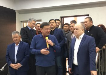 Элчи болуп дайындалган Өмүрбек Текебаевди саясатчылар жана санаалаштары узатып жатышат