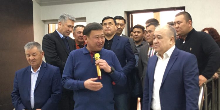 Элчи болуп дайындалган Өмүрбек Текебаевди саясатчылар жана санаалаштары узатып жатышат