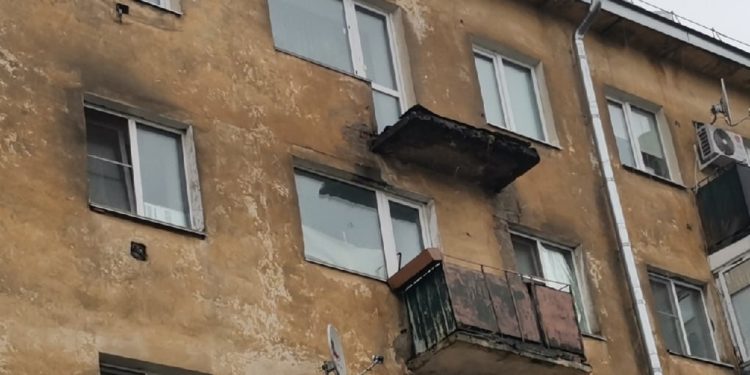 Бишкекте 18 жаштагы кыз 5-кабаттан кулады