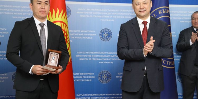 Кыргыз өлкөсүнүн Ооганстандагы элчилигинин кызматкери «Эрдик» медалы менен сыйланды